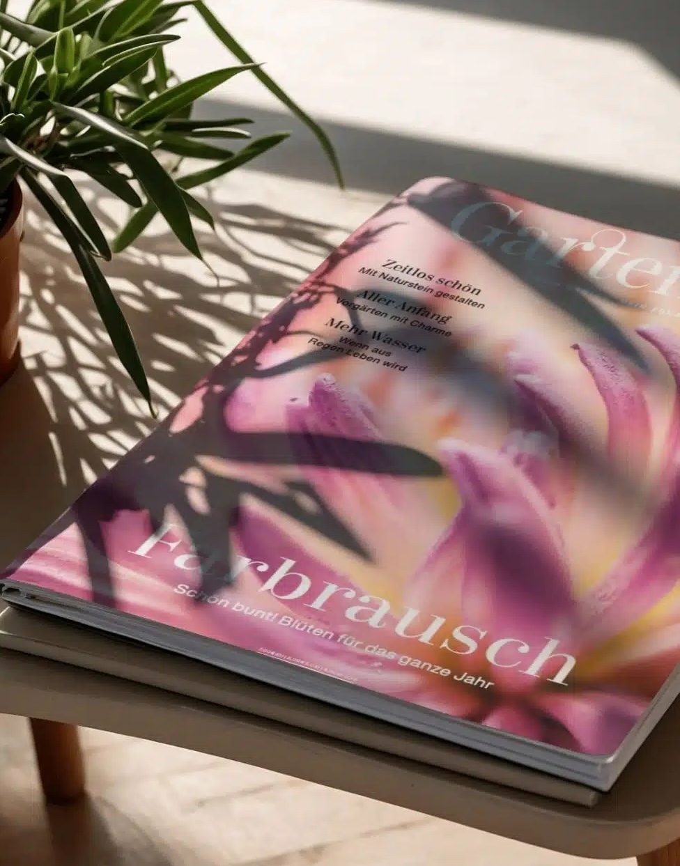 Teaserbild_GatrenArt_980x1251 Rosafarbenes GartenArt-Magazin-Cover mit blumigen Motiven, Titel „Aile Sinne“ und Ausgabe „Nr. 1 | 2026“.